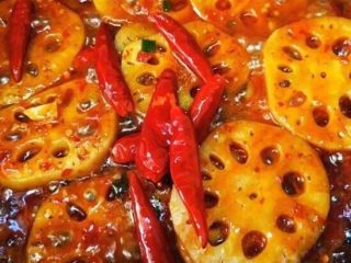 7、麻辣藕片,锅里翻炒均匀，大火烧开至收汁