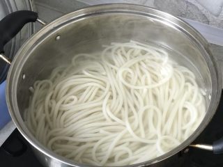 3、新疆炒米粉(家庭版),泡好的米粉,沸水下锅煮10分钟;
