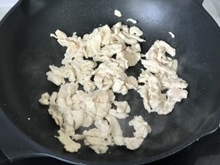 5、新疆炒米粉(家庭版),炒锅中倒入适量食用油,放入鸡胸肉片翻炒,炒干水分盛出;