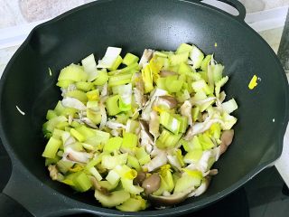 6、新疆炒米粉(家庭版),锅擦净,倒入适量食用油,放入西芹段和平菇翻炒至断生盛出;