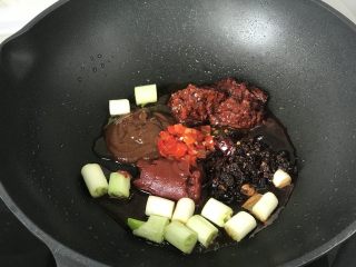 8、新疆炒米粉(家庭版),依次加入:红油豆瓣酱、香辣火锅底料、番茄酱、甜面酱、红剁椒;