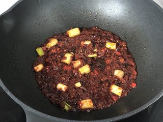 9、新疆炒米粉(家庭版),酱料炒匀;