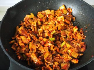 11、新疆炒米粉(家庭版),把食材和酱料翻炒均匀;