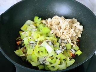 10、新疆炒米粉(家庭版),加入之前炒好的鸡胸肉、芹菜、平菇;