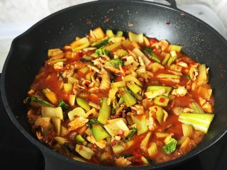 14、新疆炒米粉(家庭版),翻炒均匀,煮30秒;