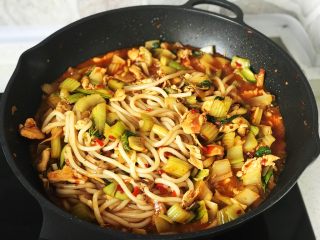 16、新疆炒米粉(家庭版),均匀翻炒之后煮2、3分钟,好让米粉吸足酱汁;