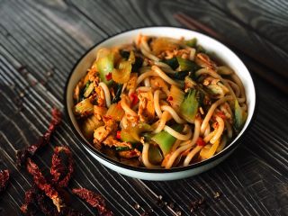 17、新疆炒米粉(家庭版),出锅盛盘,尝尝新疆炒米粉的热辣、浓郁、融合、通透、难忘……