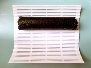 9、健康杂粮寿司,慢慢的一点点往里捏紧的卷，卷成条状。