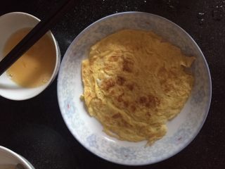 2、紫菜包饭,煎蛋皮备用，放凉切条