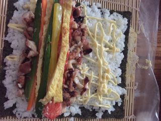 3、紫菜包饭,把所需食材逐一铺好