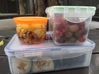 5、紫菜包饭,第一次做紫菜包饭，爱心营养便当大功告成，剩下的边角料也不浪费装盒当杂锦沙拉！搭配饭后水果更美味哦！