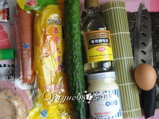 1、基础寿司,做这个寿司用到的：寿司帘、专用寿司烤紫菜、寿司刀、寿司醋、沙拉酱、鸡蛋、黄瓜、大根条、火腿肠、猪肉肉松、青芥辣等。