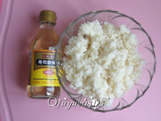 2、基础寿司,米饭用少量寿司醋拌一下。