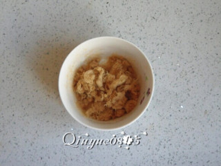 3、基础寿司,肉松备用。