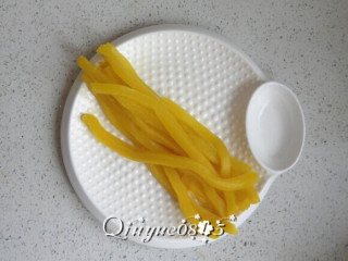 4、基础寿司,买来的寿司大根条，没有可用胡萝卜代替。