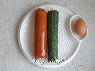 5、基础寿司,黄瓜、火腿肠、鸡蛋备用。