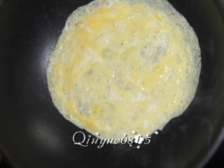 6、基础寿司,鸡蛋摊成两面稍黄的薄饼。