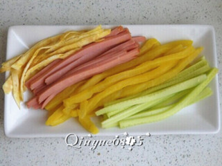 7、基础寿司,把鸡蛋饼、火腿肠、黄瓜切条和大根条放盘里（黄瓜皮若是老，就把皮削了）。