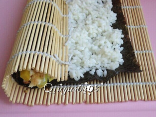 11、基础寿司,用寿司帘从自己这一端卷向另一端，边卷边一点点撤出帘子。