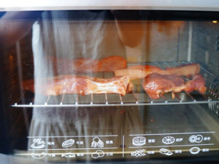 4、自制叉烧饭,二十分钟后拿出来表面刷一层蜂蜜水，150度再烤10分钟