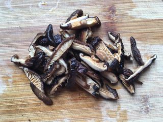 2、炒粉干,切条