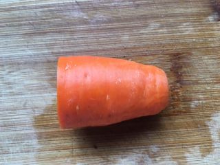 3、炒粉干,胡萝卜一段洗干净