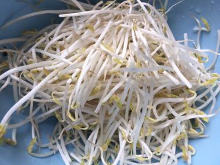 5、炒粉干,豆芽洗干净