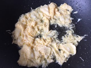 11、炒粉干,锅里热油煎鸡蛋