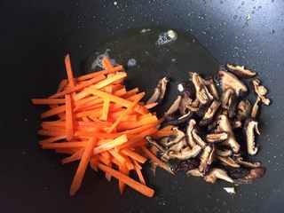 13、炒粉干,爆炒胡萝卜香菇