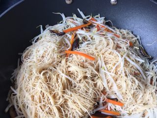 16、炒粉干,加粉干，然后就是炒炒炒