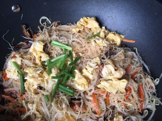 17、炒粉干,最后加鸡蛋和葱花即可