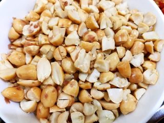 2、饭面好搭档——香辣牛肉酱,油酥花生米去皮用刀切碎一下