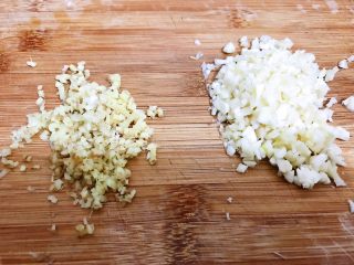 3、饭面好搭档——香辣牛肉酱,姜蒜切末