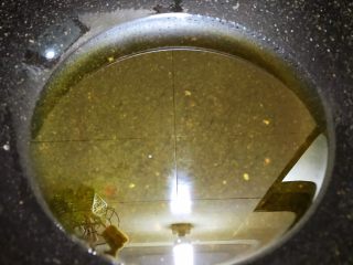 6、饭面好搭档——香辣牛肉酱,锅里加入菜籽油