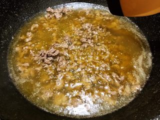 7、饭面好搭档——香辣牛肉酱,油热后加入牛肉馅滑散，加入料酒