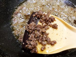 8、饭面好搭档——香辣牛肉酱,中小火炒至牛肉水份完全出来
