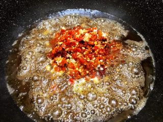 9、饭面好搭档——香辣牛肉酱,加入剁椒，郫县豆瓣酱，姜蒜末翻炒5分钟