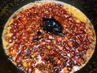 10、饭面好搭档——香辣牛肉酱,加入甜面酱翻炒几分钟