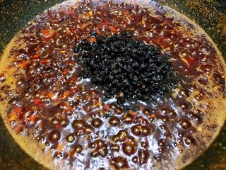 11、饭面好搭档——香辣牛肉酱,加入豆豉炒5分钟