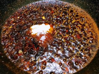 12、饭面好搭档——香辣牛肉酱,加入糖和鸡粉，最小火慢慢熬到没有泡沫