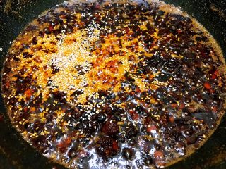 13、饭面好搭档——香辣牛肉酱,撒上白芝麻