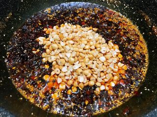 14、饭面好搭档——香辣牛肉酱,倒入花生碎