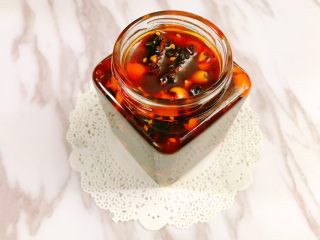 16、饭面好搭档——香辣牛肉酱,装瓶后放入冰箱冷藏保存