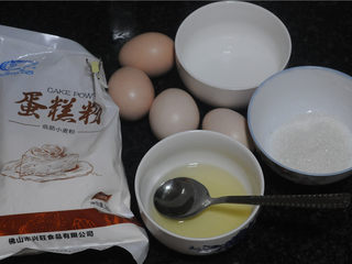 1、紫菜肉松蛋糕卷,蛋糕食材准备好