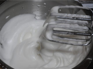 2、紫菜肉松蛋糕卷,蛋清蛋黄分离，蛋清装入无油无水的盆里