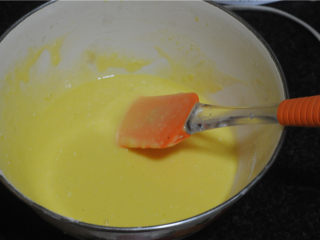 4、紫菜肉松蛋糕卷,加入牛奶，再次搅拌至融合