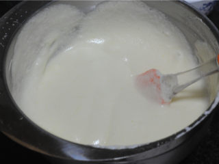 5、紫菜肉松蛋糕卷,蛋白分次加入白砂糖，打至出现小弯钩