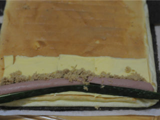 11、紫菜肉松蛋糕卷,依次摆放上芝士片、黄瓜、火腿、肉松