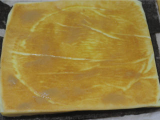 10、紫菜肉松蛋糕卷,蛋糕表面抹上沙拉酱