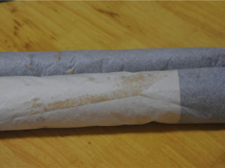 12、紫菜肉松蛋糕卷,用油纸顺势卷起来，放冰箱冷藏定型
